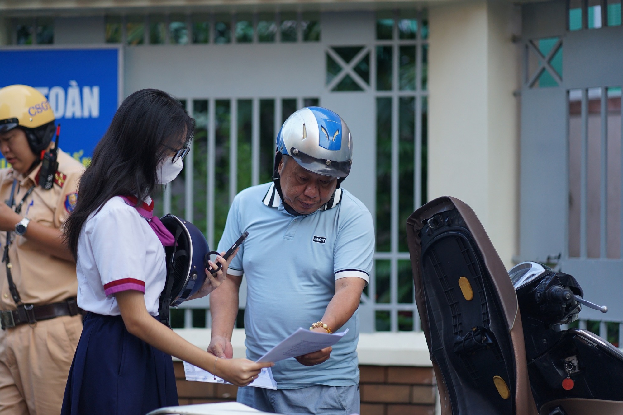 Thi tốt nghiệp THPT 2025 buổi cuối cùng: Sĩ tử chạy như tên bắn trước giờ đóng cổng, 100 phút khẳng định bản thân sắp bắt đầu!- Ảnh 30. Thi tốt nghiệp THPT 2025 buổi cuối cùng: Sĩ tử chạy như tên bắn trước giờ đóng cổng, 100 phút khẳng định bản thân sắp bắt đầu!- Ảnh 30.