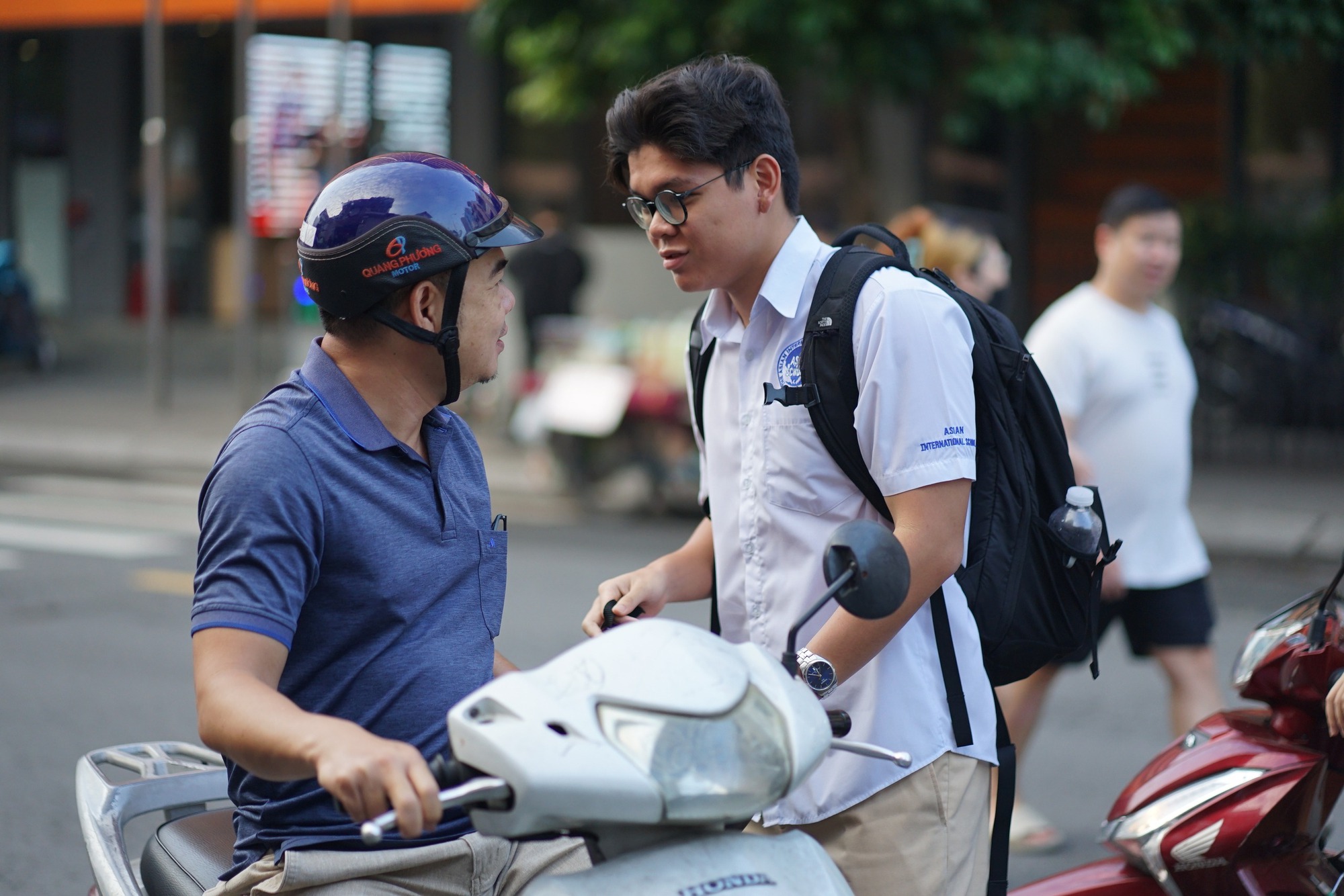Thi tốt nghiệp THPT 2025 buổi cuối cùng: Sĩ tử chạy như tên bắn trước giờ đóng cổng, 100 phút khẳng định bản thân sắp bắt đầu!- Ảnh 33. Thi tốt nghiệp THPT 2025 buổi cuối cùng: Sĩ tử chạy như tên bắn trước giờ đóng cổng, 100 phút khẳng định bản thân sắp bắt đầu!- Ảnh 33.