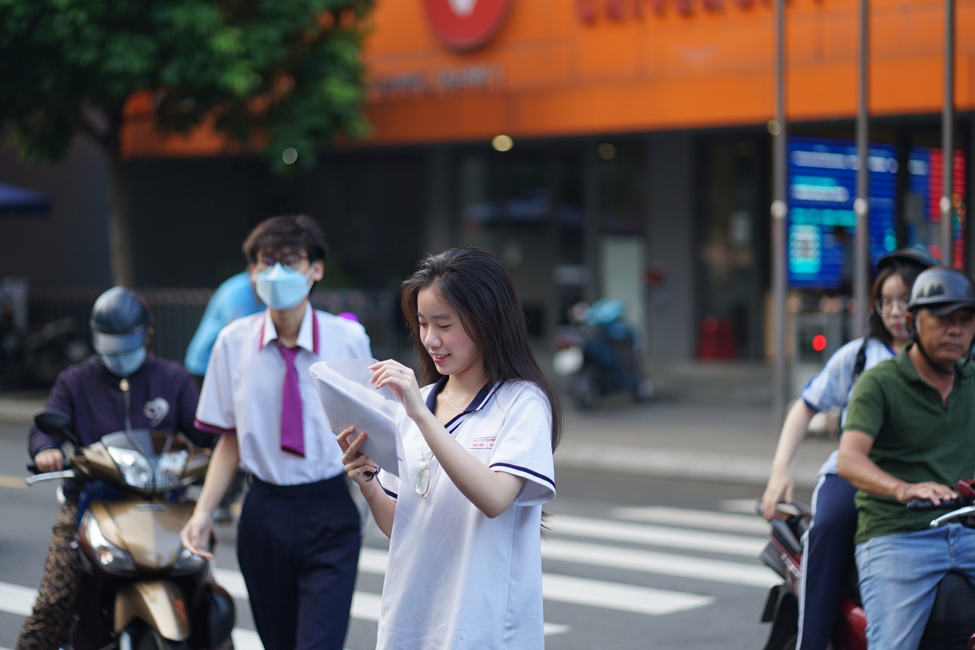 Thi tốt nghiệp THPT 2025 buổi cuối cùng: Sĩ tử chạy như tên bắn trước giờ đóng cổng, 100 phút khẳng định bản thân sắp bắt đầu!- Ảnh 34. Thi tốt nghiệp THPT 2025 buổi cuối cùng: Sĩ tử chạy như tên bắn trước giờ đóng cổng, 100 phút khẳng định bản thân sắp bắt đầu!- Ảnh 34.