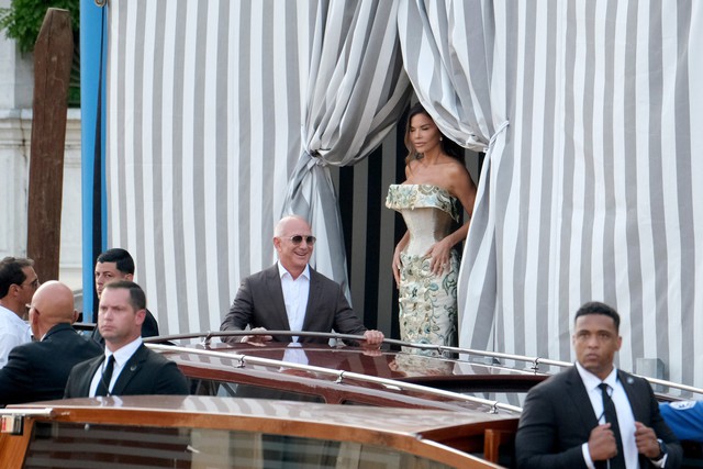 Cảnh tượng không thể tin tại đám cưới thế kỷ của tỉ phú Jeff Bezos: Kênh đào ở Venice hoá thảm đỏ bởi dàn sao khủng - Ảnh 1. Cảnh tượng không thể tin tại đám cưới thế kỷ của tỉ phú Jeff Bezos: Kênh đào ở Venice hoá thảm đỏ bởi dàn sao khủng - Ảnh 1.