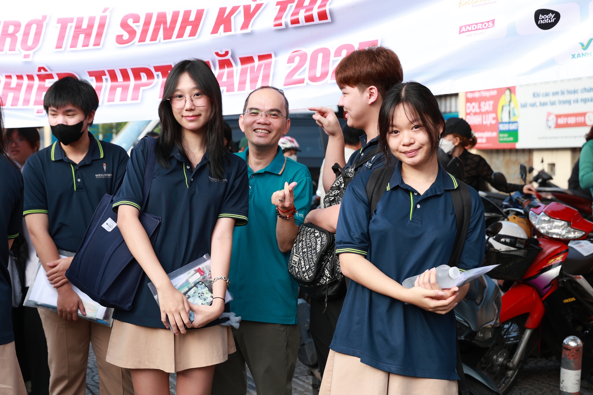Thi tốt nghiệp THPT 2025 buổi cuối cùng: Sĩ tử chạy như tên bắn trước giờ đóng cổng, 100 phút khẳng định bản thân sắp bắt đầu!- Ảnh 28. Thi tốt nghiệp THPT 2025 buổi cuối cùng: Sĩ tử chạy như tên bắn trước giờ đóng cổng, 100 phút khẳng định bản thân sắp bắt đầu!- Ảnh 28.