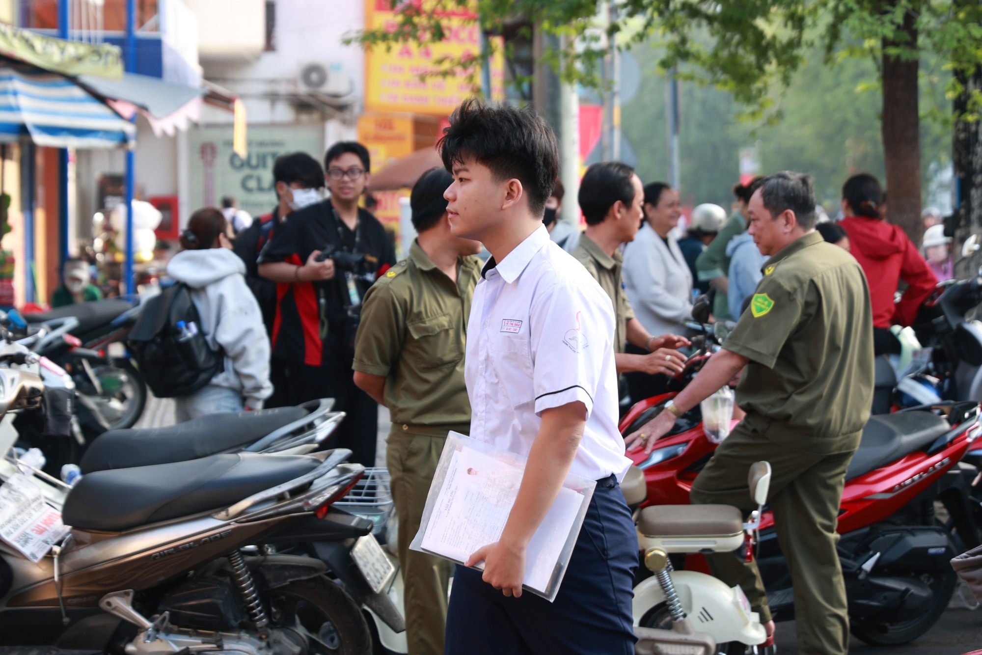 Thi tốt nghiệp THPT 2025 buổi cuối cùng: Sĩ tử chạy như tên bắn trước giờ đóng cổng, 100 phút khẳng định bản thân sắp bắt đầu!- Ảnh 18. Thi tốt nghiệp THPT 2025 buổi cuối cùng: Sĩ tử chạy như tên bắn trước giờ đóng cổng, 100 phút khẳng định bản thân sắp bắt đầu!- Ảnh 18.