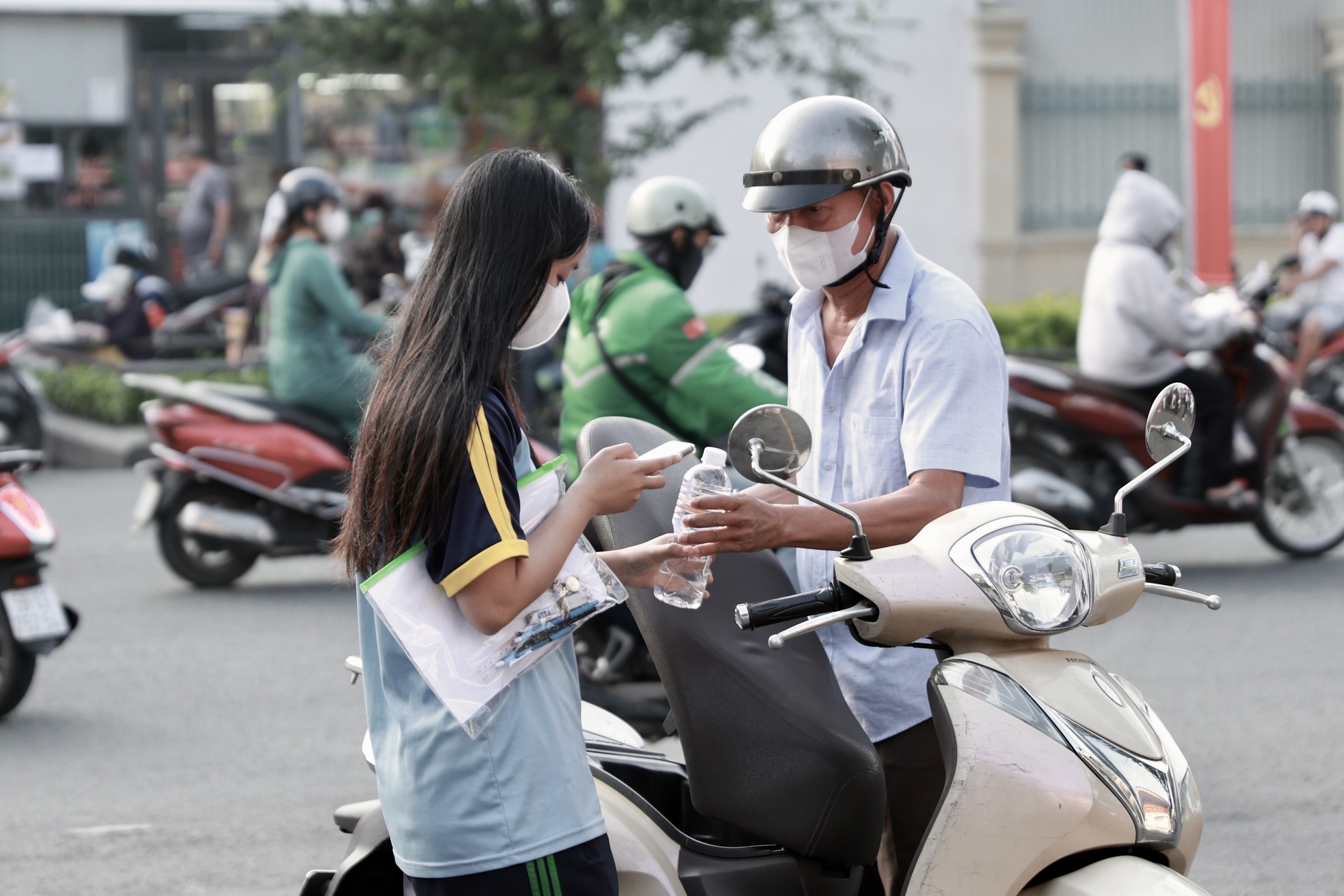 Thi tốt nghiệp THPT 2025 buổi cuối cùng: Sĩ tử chạy như tên bắn trước giờ đóng cổng, 100 phút khẳng định bản thân sắp bắt đầu!- Ảnh 20. Thi tốt nghiệp THPT 2025 buổi cuối cùng: Sĩ tử chạy như tên bắn trước giờ đóng cổng, 100 phút khẳng định bản thân sắp bắt đầu!- Ảnh 20.