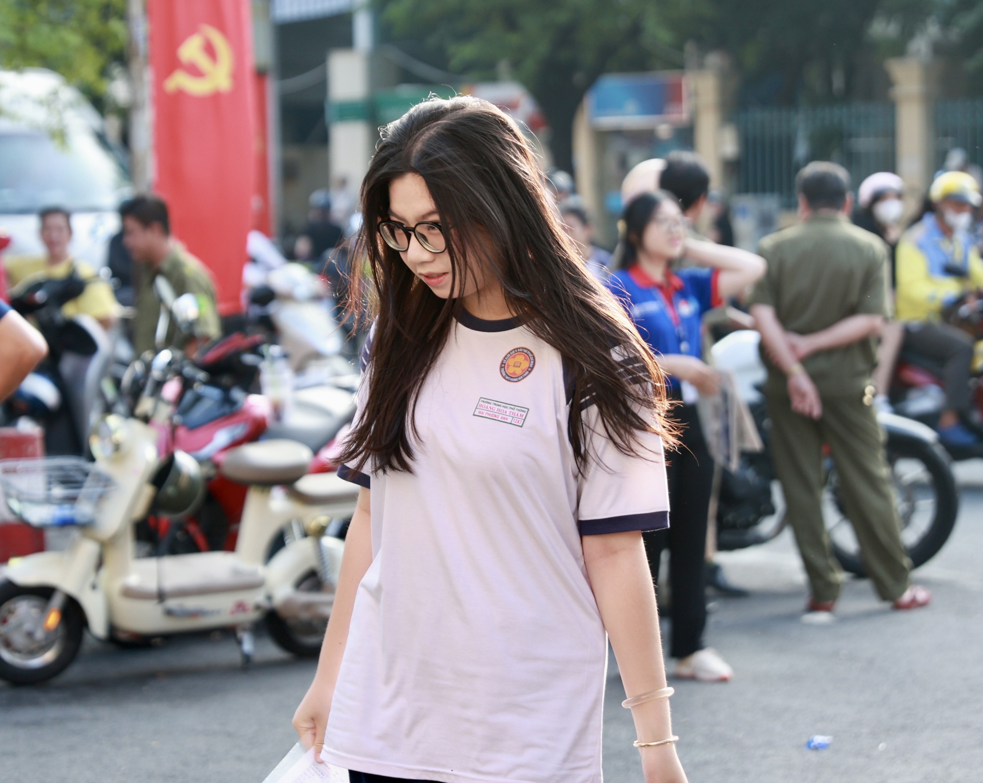 Thi tốt nghiệp THPT 2025 buổi cuối cùng: Sĩ tử chạy như tên bắn trước giờ đóng cổng, 100 phút khẳng định bản thân sắp bắt đầu!- Ảnh 27. Thi tốt nghiệp THPT 2025 buổi cuối cùng: Sĩ tử chạy như tên bắn trước giờ đóng cổng, 100 phút khẳng định bản thân sắp bắt đầu!- Ảnh 27.