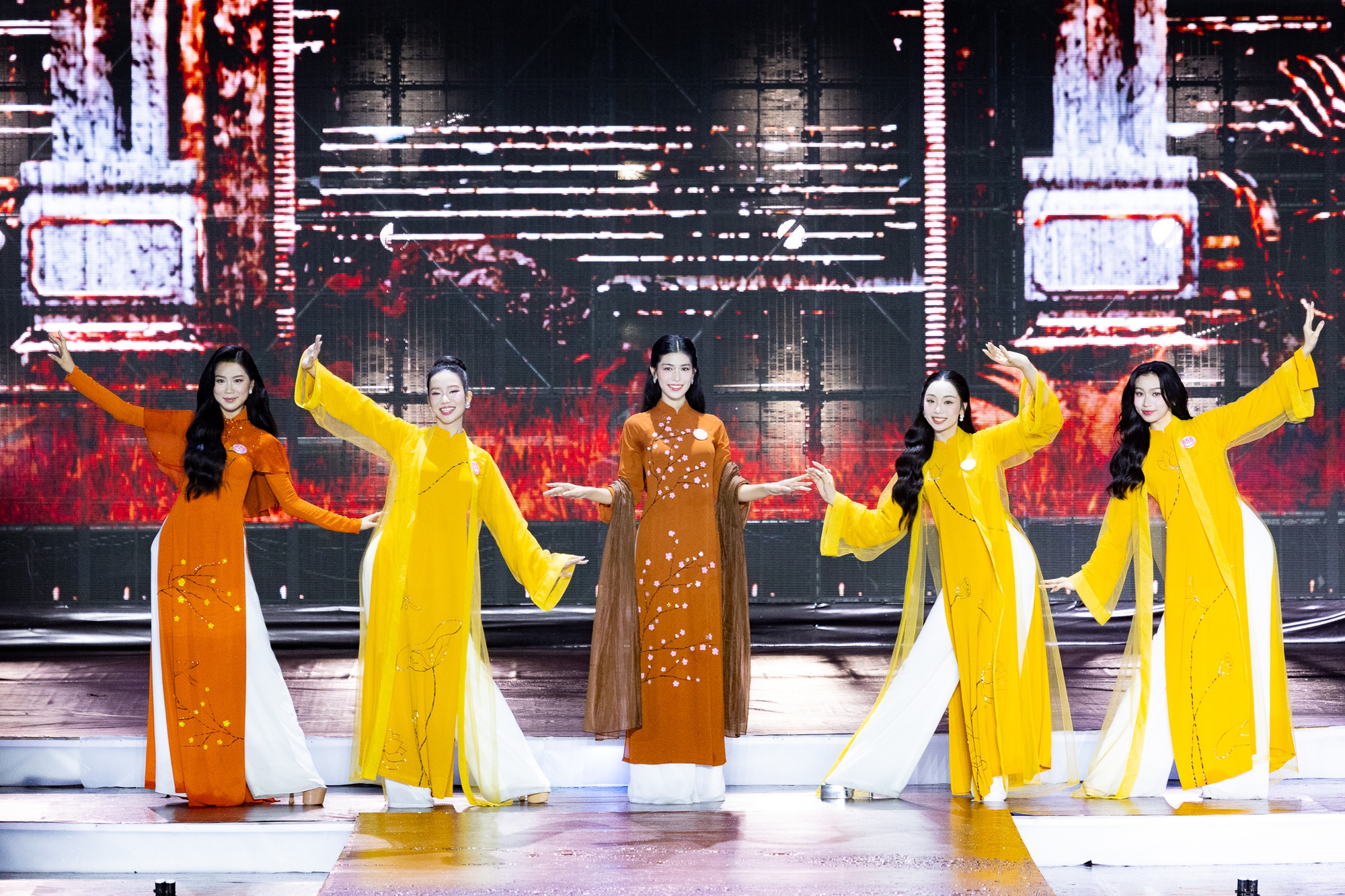 Chung kết Hoa hậu Việt Nam 2024: Top 15 chính thức lộ diện nhưng spotlight là Hồ Ngọc Hà! - Ảnh 11. Chung kết Hoa hậu Việt Nam 2024: Top 15 chính thức lộ diện nhưng spotlight là Hồ Ngọc Hà! - Ảnh 11.