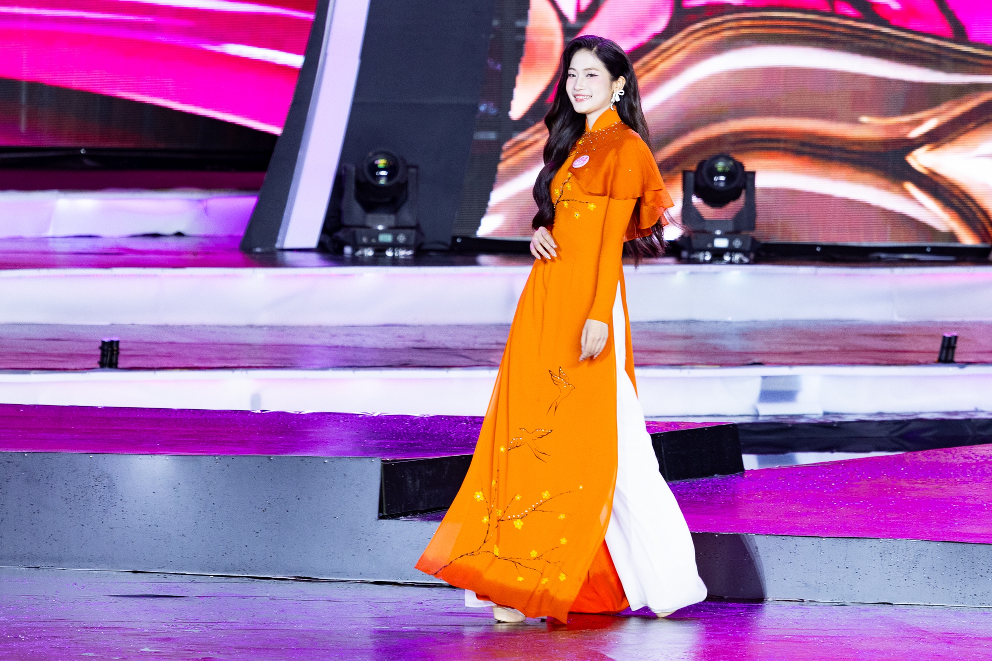 Chung kết Hoa hậu Việt Nam 2024: Top 15 chính thức lộ diện nhưng spotlight là Hồ Ngọc Hà! - Ảnh 13. Chung kết Hoa hậu Việt Nam 2024: Top 15 chính thức lộ diện nhưng spotlight là Hồ Ngọc Hà! - Ảnh 13.