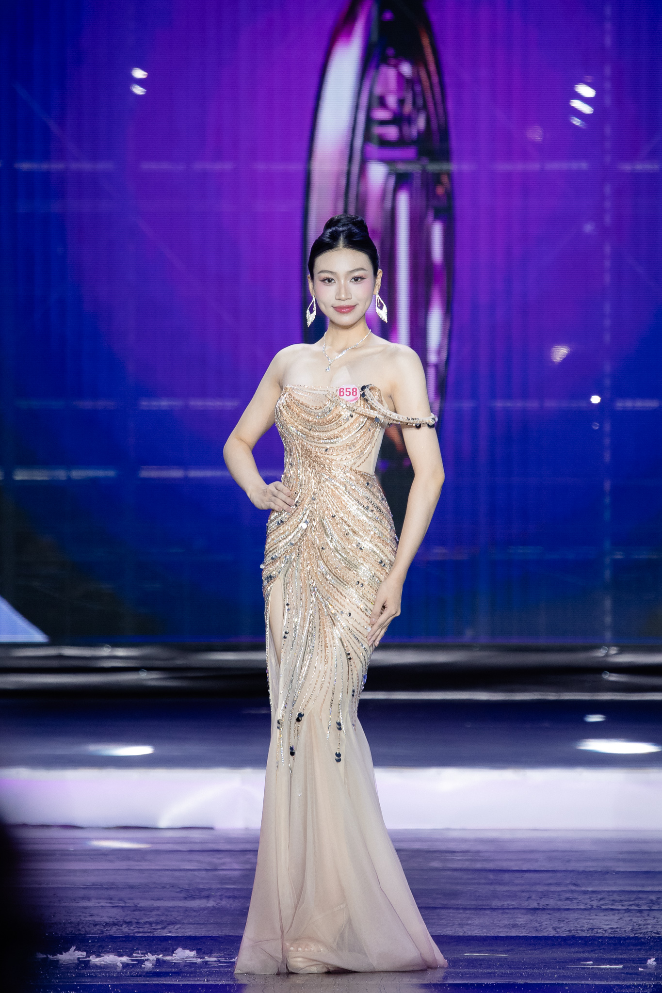 Chung kết Hoa hậu Việt Nam 2024: Top 5 lộ diện theo kịch bản nghẹt thở!- Ảnh 4. Chung kết Hoa hậu Việt Nam 2024: Top 5 lộ diện theo kịch bản nghẹt thở!- Ảnh 4.