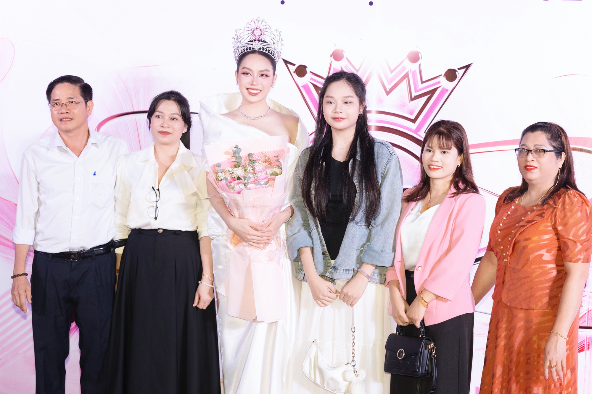 Chung kết Hoa hậu Việt Nam 2024: Top 15 chính thức lộ diện nhưng spotlight là Hồ Ngọc Hà! - Ảnh 18. Chung kết Hoa hậu Việt Nam 2024: Top 15 chính thức lộ diện nhưng spotlight là Hồ Ngọc Hà! - Ảnh 18.