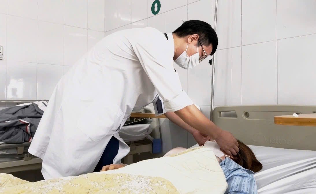 Tự nặn mụn ở trán, người phụ nữ U40 phải trả giá đắt- Ảnh 2. Tự nặn mụn ở trán, người phụ nữ U40 phải trả giá đắt- Ảnh 2.
