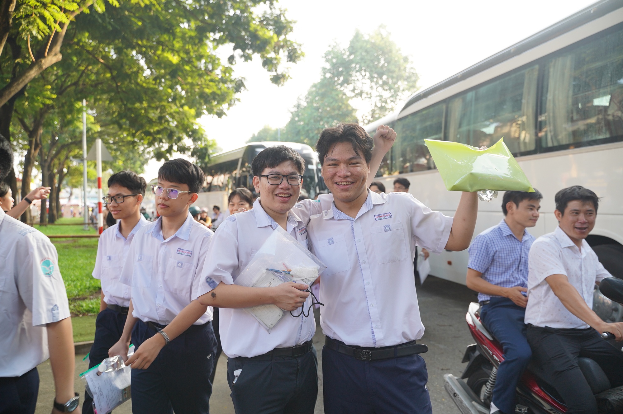 Thi tốt nghiệp THPT 2025 buổi cuối cùng: Sĩ tử chạy như tên bắn trước giờ đóng cổng, 100 phút khẳng định bản thân sắp bắt đầu!- Ảnh 23. Thi tốt nghiệp THPT 2025 buổi cuối cùng: Sĩ tử chạy như tên bắn trước giờ đóng cổng, 100 phút khẳng định bản thân sắp bắt đầu!- Ảnh 23.