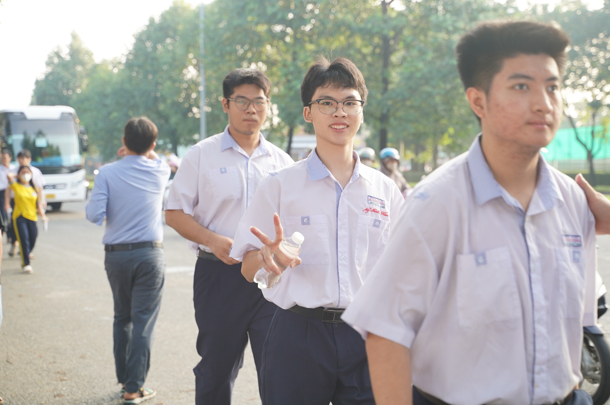 Thi tốt nghiệp THPT 2025 buổi cuối cùng: Sĩ tử chạy như tên bắn trước giờ đóng cổng, 100 phút khẳng định bản thân sắp bắt đầu!- Ảnh 21. Thi tốt nghiệp THPT 2025 buổi cuối cùng: Sĩ tử chạy như tên bắn trước giờ đóng cổng, 100 phút khẳng định bản thân sắp bắt đầu!- Ảnh 21.