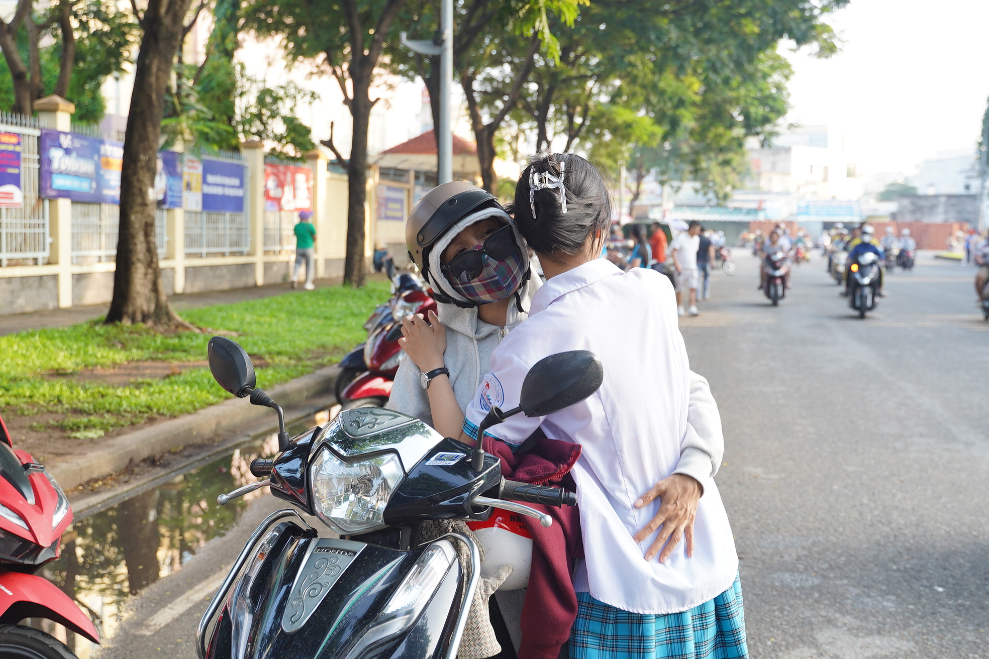 Thi tốt nghiệp THPT 2025 buổi cuối cùng: Sĩ tử chạy như tên bắn trước giờ đóng cổng, 100 phút khẳng định bản thân sắp bắt đầu!- Ảnh 17. Thi tốt nghiệp THPT 2025 buổi cuối cùng: Sĩ tử chạy như tên bắn trước giờ đóng cổng, 100 phút khẳng định bản thân sắp bắt đầu!- Ảnh 17.