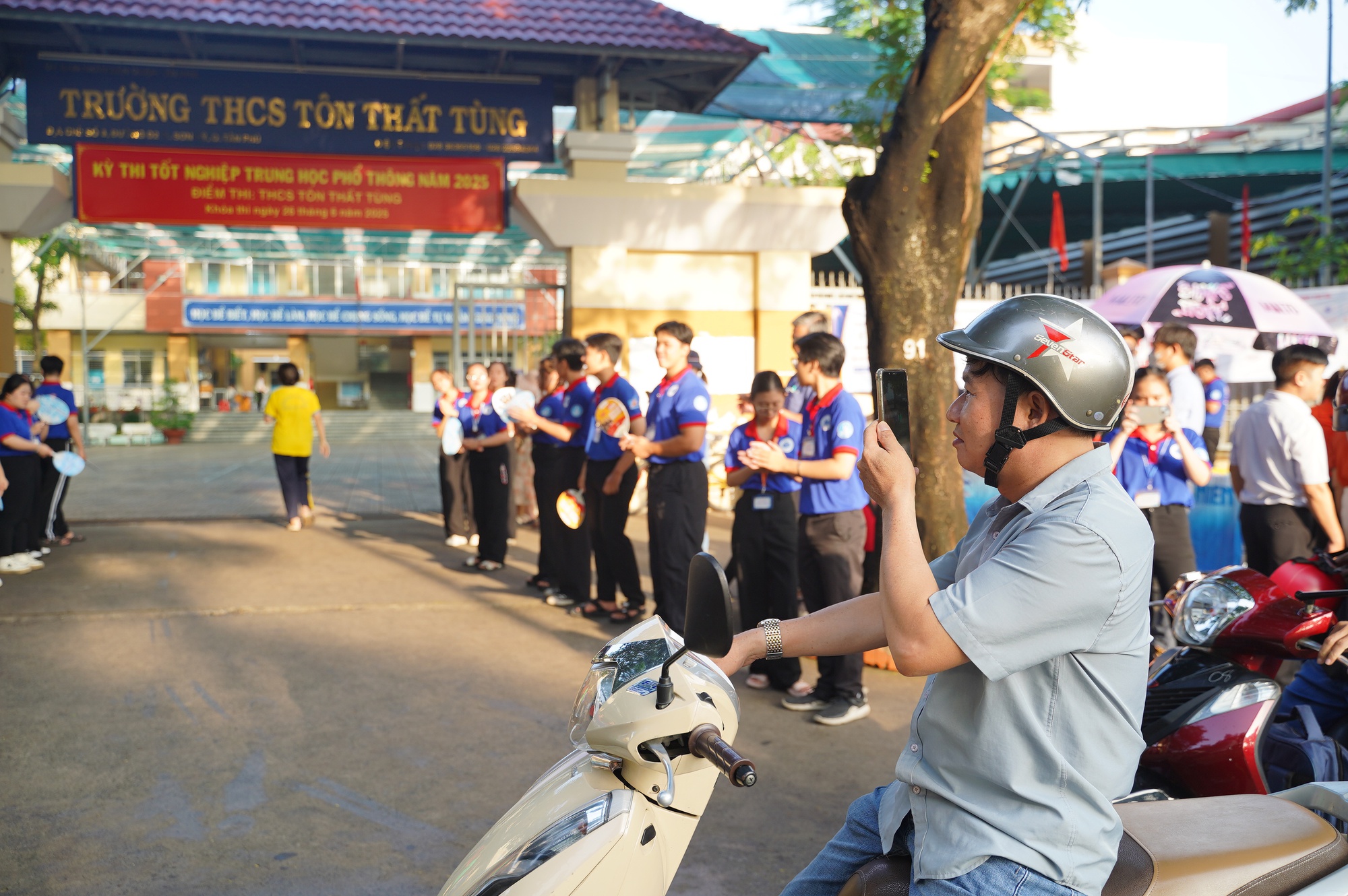 Thi tốt nghiệp THPT 2025 buổi cuối cùng: Sĩ tử chạy như tên bắn trước giờ đóng cổng, 100 phút khẳng định bản thân sắp bắt đầu!- Ảnh 16. Thi tốt nghiệp THPT 2025 buổi cuối cùng: Sĩ tử chạy như tên bắn trước giờ đóng cổng, 100 phút khẳng định bản thân sắp bắt đầu!- Ảnh 16.