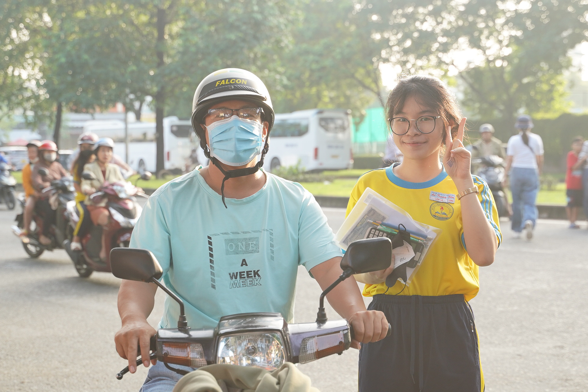 Thi tốt nghiệp THPT 2025 buổi cuối cùng: Sĩ tử chạy như tên bắn trước giờ đóng cổng, 100 phút khẳng định bản thân sắp bắt đầu!- Ảnh 15. Thi tốt nghiệp THPT 2025 buổi cuối cùng: Sĩ tử chạy như tên bắn trước giờ đóng cổng, 100 phút khẳng định bản thân sắp bắt đầu!- Ảnh 15.