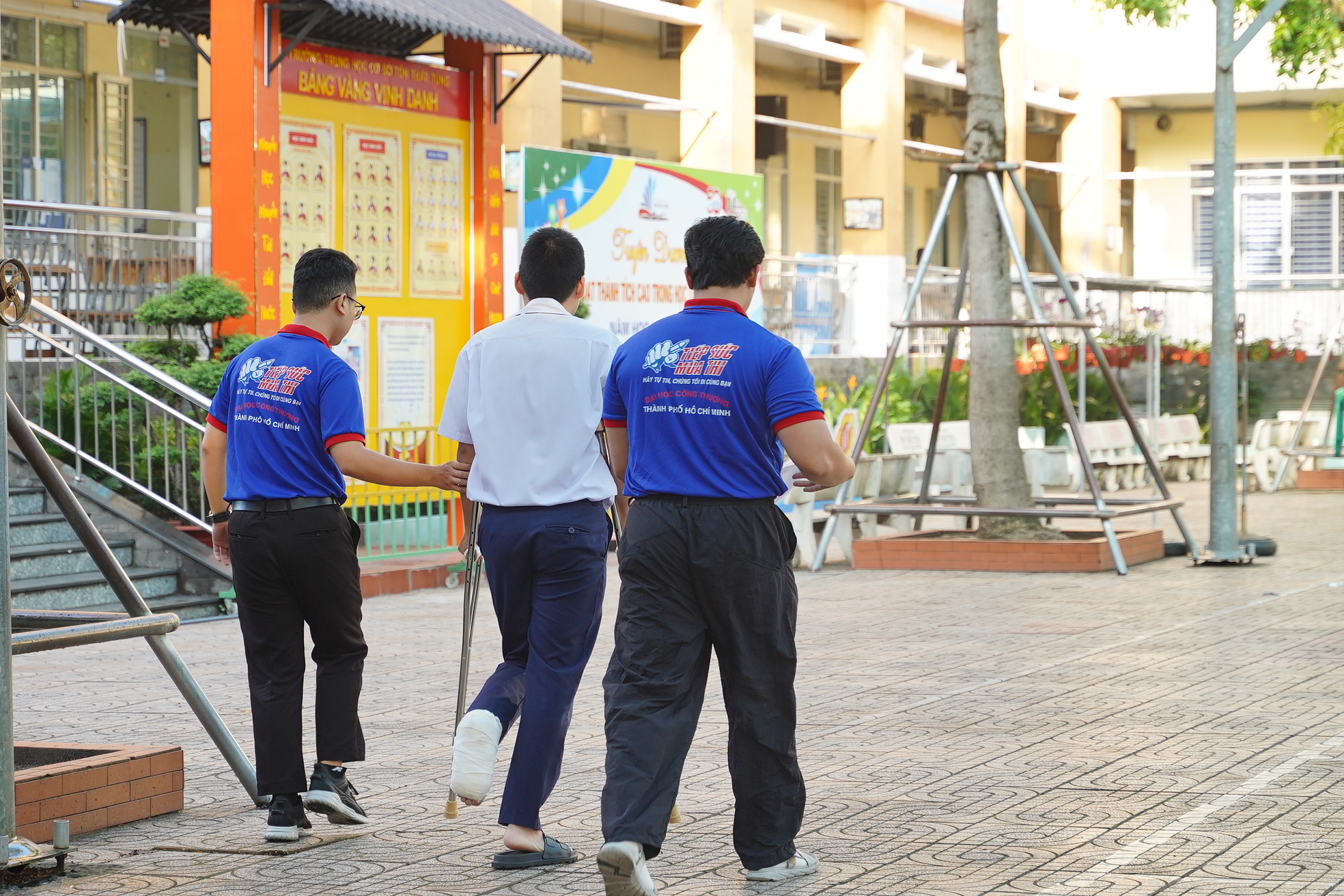 Thi tốt nghiệp THPT 2025 buổi cuối cùng: Sĩ tử chạy như tên bắn trước giờ đóng cổng, 100 phút khẳng định bản thân sắp bắt đầu!- Ảnh 6. Thi tốt nghiệp THPT 2025 buổi cuối cùng: Sĩ tử chạy như tên bắn trước giờ đóng cổng, 100 phút khẳng định bản thân sắp bắt đầu!- Ảnh 6.