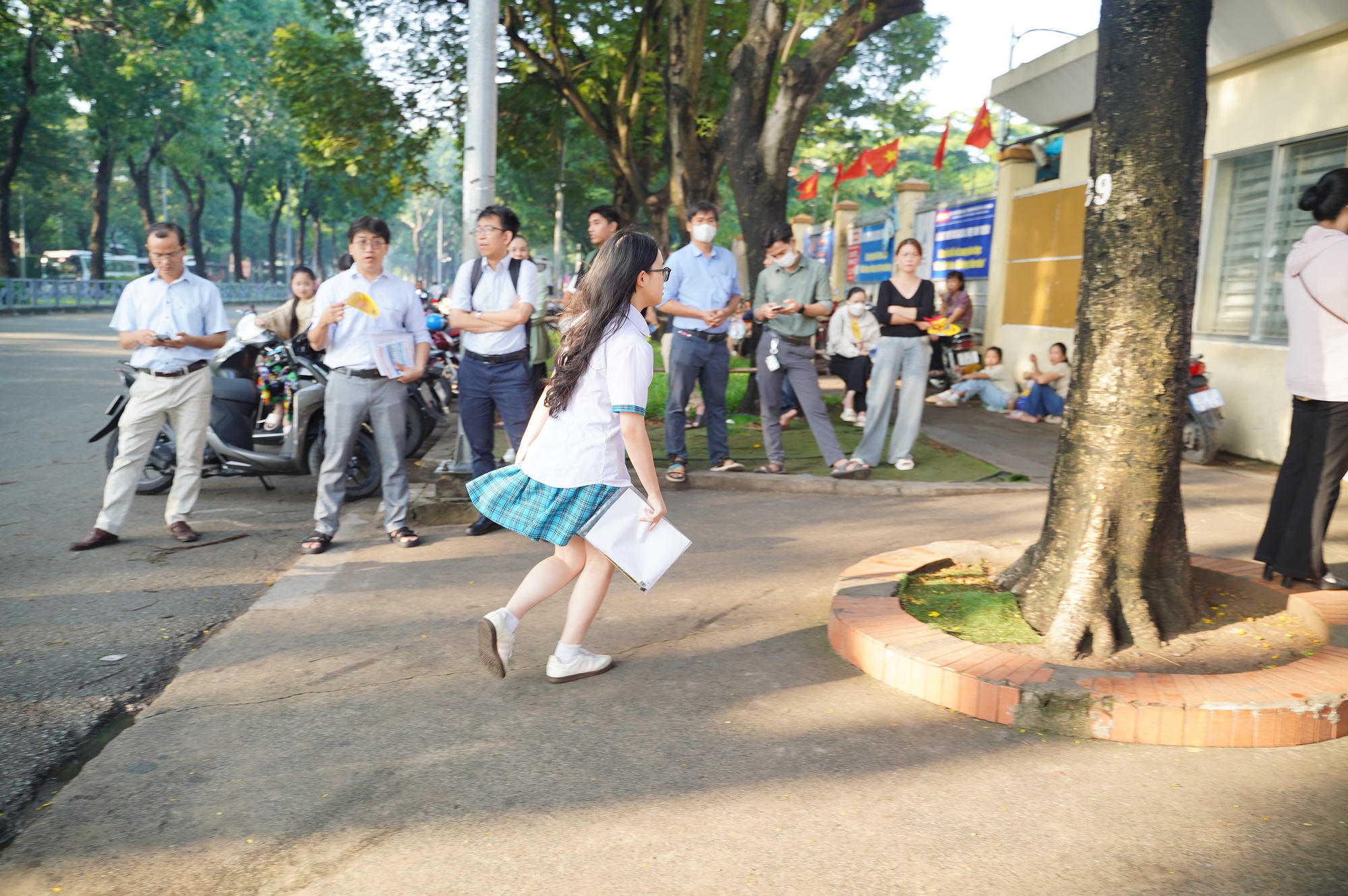 Thi tốt nghiệp THPT 2025 buổi cuối cùng: Sĩ tử chạy như tên bắn trước giờ đóng cổng, 100 phút khẳng định bản thân sắp bắt đầu!- Ảnh 1. Thi tốt nghiệp THPT 2025 buổi cuối cùng: Sĩ tử chạy như tên bắn trước giờ đóng cổng, 100 phút khẳng định bản thân sắp bắt đầu!- Ảnh 1.