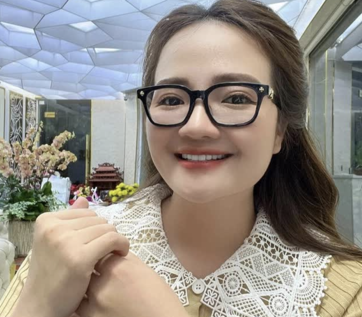 'Hoàng Hường Melia' - Rượu mới bình cũ": Chiêu trò cũ mèm được Hoàng Hường sử dụng! - Ảnh 1. 'Hoàng Hường Melia' - Rượu mới bình cũ": Chiêu trò cũ mèm được Hoàng Hường sử dụng! - Ảnh 1.