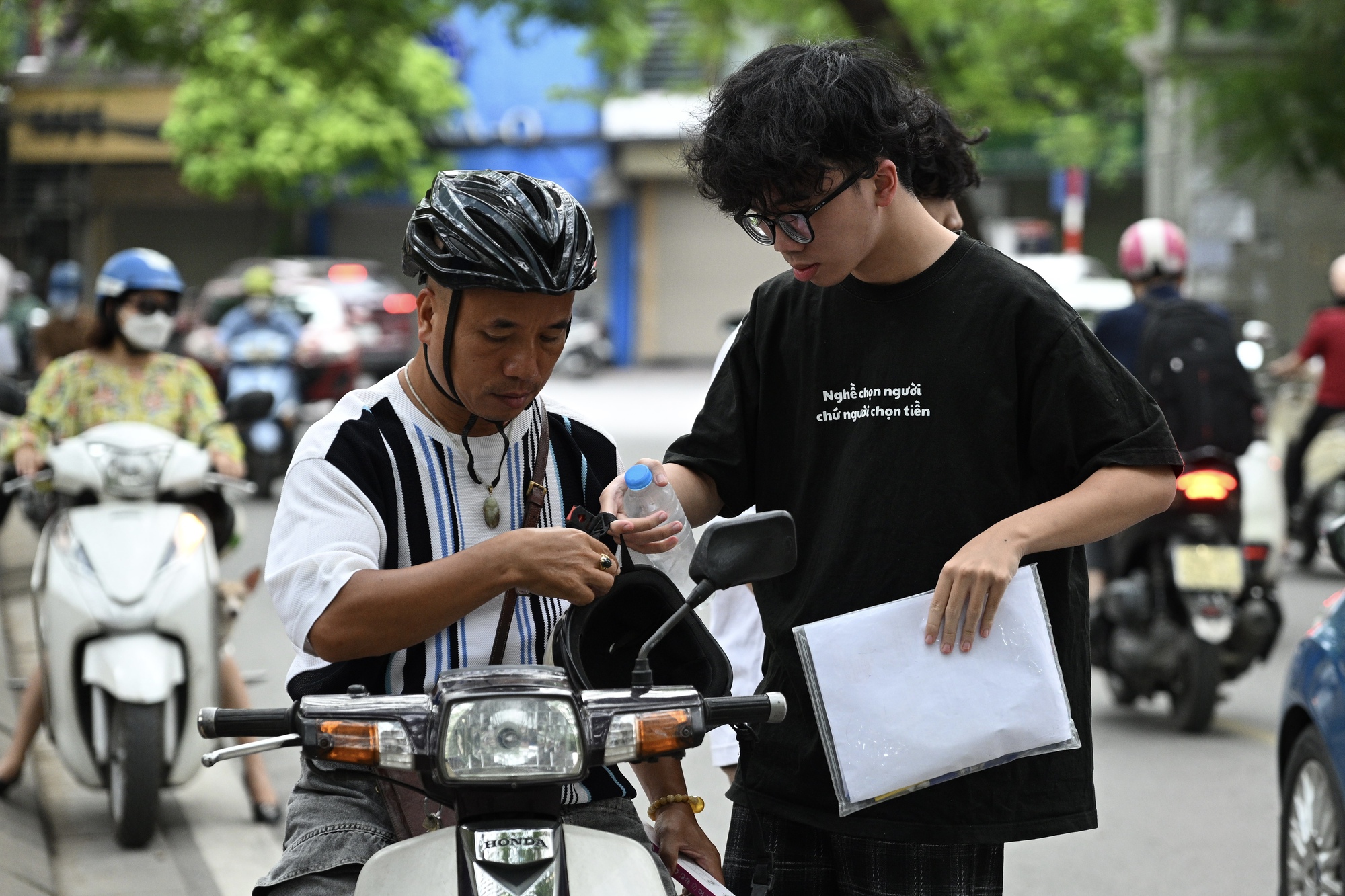 Thi tốt nghiệp THPT 2025 buổi cuối cùng: Sĩ tử chạy như tên bắn trước giờ đóng cổng, 100 phút khẳng định bản thân sắp bắt đầu!- Ảnh 10. Thi tốt nghiệp THPT 2025 buổi cuối cùng: Sĩ tử chạy như tên bắn trước giờ đóng cổng, 100 phút khẳng định bản thân sắp bắt đầu!- Ảnh 10.