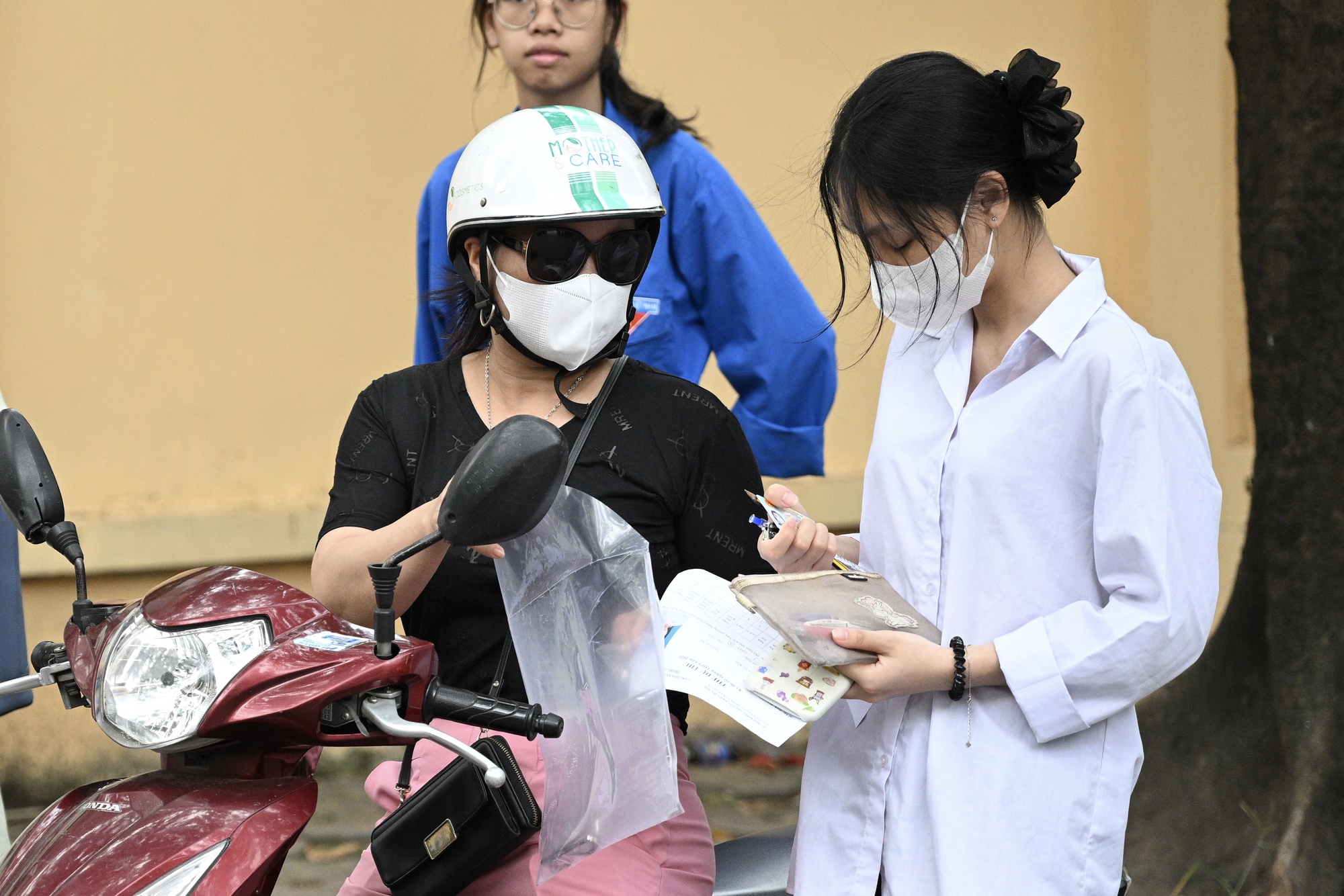 Thi tốt nghiệp THPT 2025 buổi cuối cùng: Sĩ tử chạy như tên bắn trước giờ đóng cổng, 100 phút khẳng định bản thân sắp bắt đầu!- Ảnh 7. Thi tốt nghiệp THPT 2025 buổi cuối cùng: Sĩ tử chạy như tên bắn trước giờ đóng cổng, 100 phút khẳng định bản thân sắp bắt đầu!- Ảnh 7.