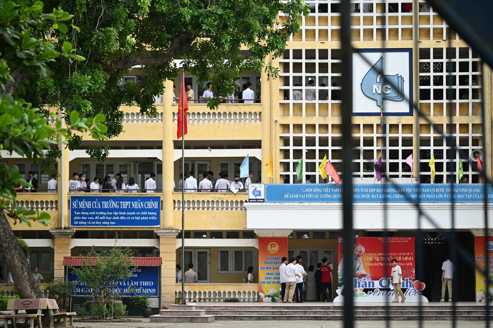 Thi tốt nghiệp THPT 2025 buổi cuối cùng: Sĩ tử chạy như tên bắn trước giờ đóng cổng, 100 phút khẳng định bản thân sắp bắt đầu!- Ảnh 4. Thi tốt nghiệp THPT 2025 buổi cuối cùng: Sĩ tử chạy như tên bắn trước giờ đóng cổng, 100 phút khẳng định bản thân sắp bắt đầu!- Ảnh 4.