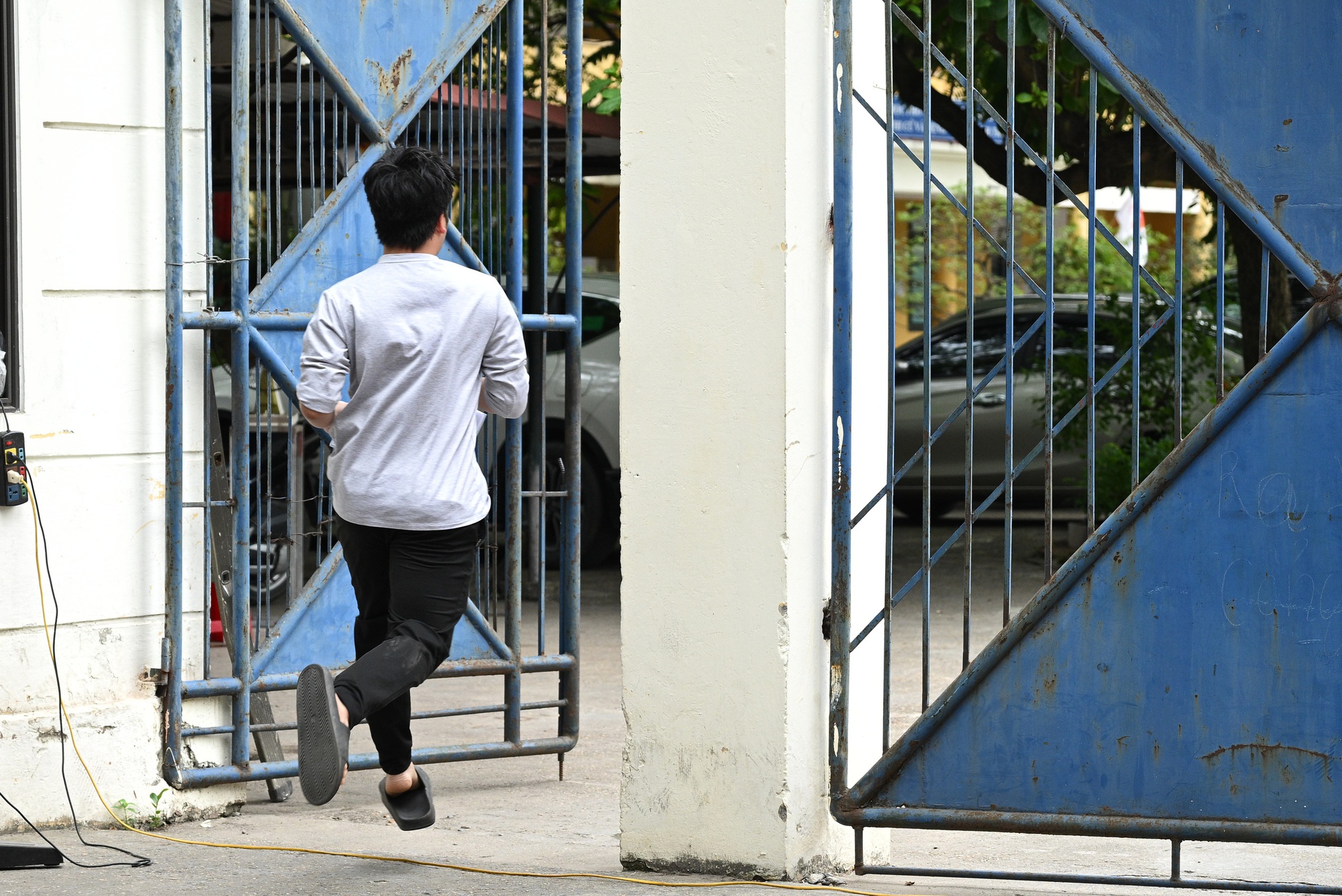 Thi tốt nghiệp THPT 2025 buổi cuối cùng: Sĩ tử chạy như tên bắn trước giờ đóng cổng, 100 phút khẳng định bản thân sắp bắt đầu!- Ảnh 2. Thi tốt nghiệp THPT 2025 buổi cuối cùng: Sĩ tử chạy như tên bắn trước giờ đóng cổng, 100 phút khẳng định bản thân sắp bắt đầu!- Ảnh 2.