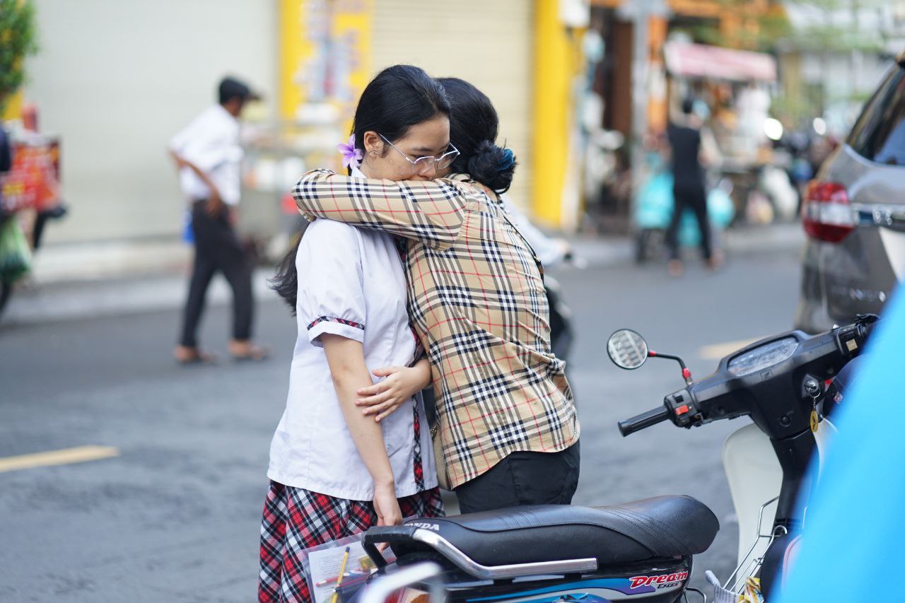 Thi tốt nghiệp THPT 2025 buổi cuối cùng: Sĩ tử chạy như tên bắn trước giờ đóng cổng, 100 phút khẳng định bản thân sắp bắt đầu!- Ảnh 12. Thi tốt nghiệp THPT 2025 buổi cuối cùng: Sĩ tử chạy như tên bắn trước giờ đóng cổng, 100 phút khẳng định bản thân sắp bắt đầu!- Ảnh 12.