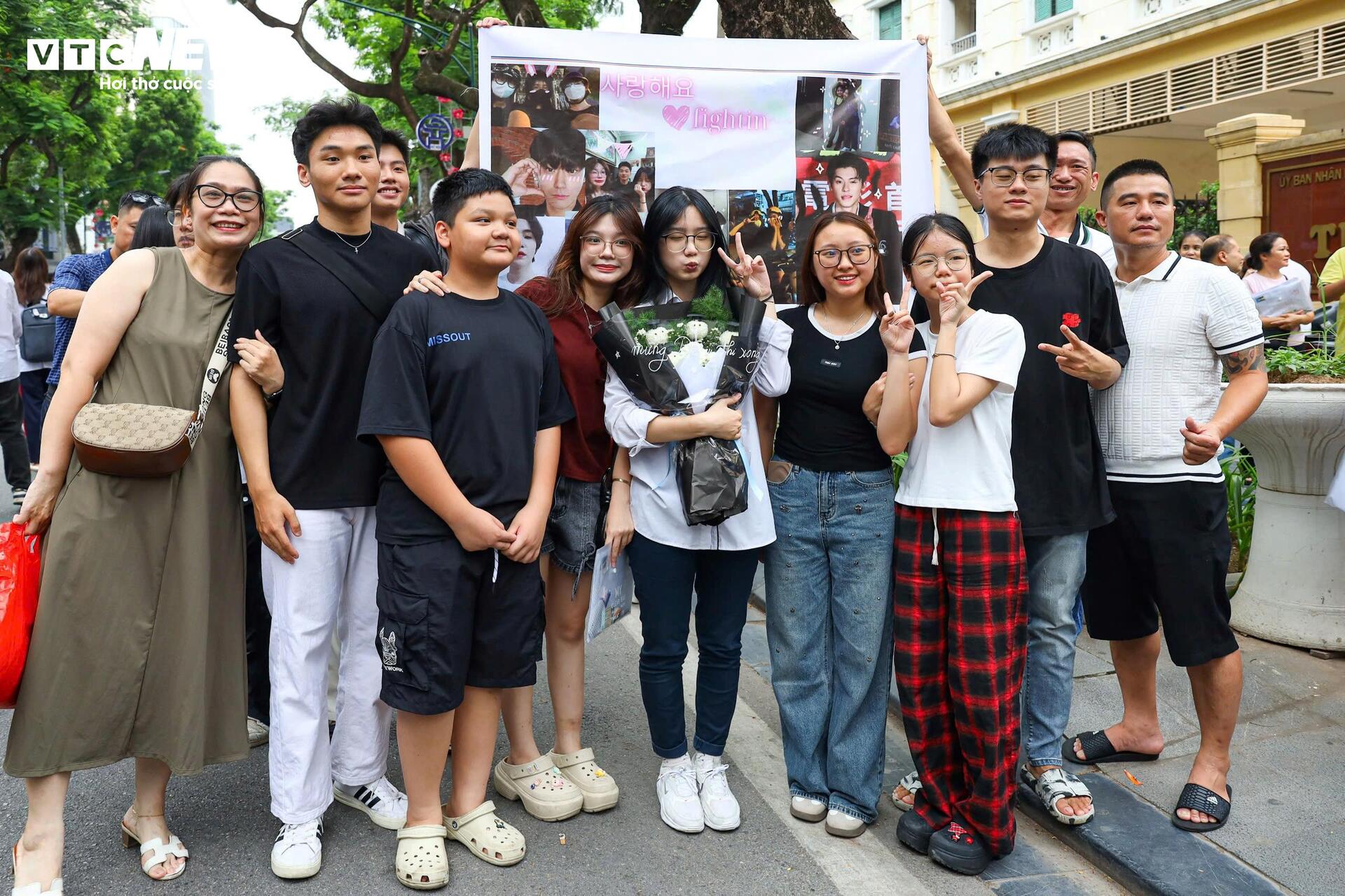 Sĩ tử nhảy cẫng ăn mừng sau khi hoàn thành kỳ thi tốt nghiệp lịch sử - Ảnh 6. Sĩ tử nhảy cẫng ăn mừng sau khi hoàn thành kỳ thi tốt nghiệp lịch sử - Ảnh 6.