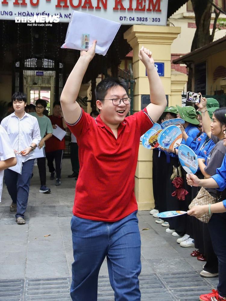 Sĩ tử nhảy cẫng ăn mừng sau khi hoàn thành kỳ thi tốt nghiệp lịch sử - Ảnh 16. Sĩ tử nhảy cẫng ăn mừng sau khi hoàn thành kỳ thi tốt nghiệp lịch sử - Ảnh 16.
