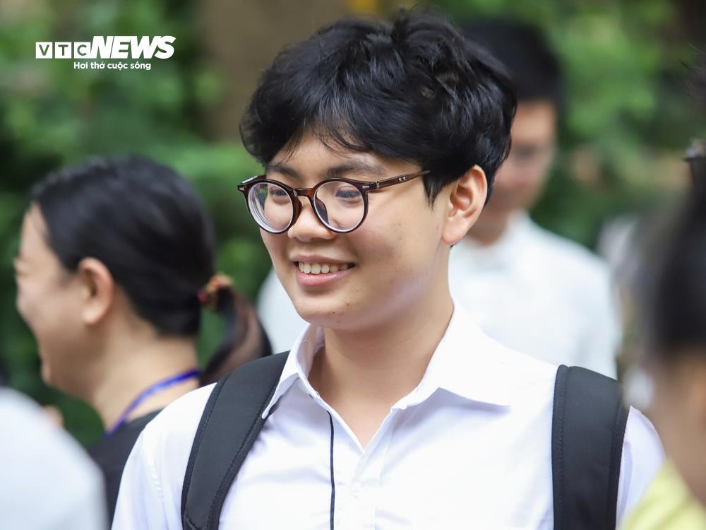 Sĩ tử nhảy cẫng ăn mừng sau khi hoàn thành kỳ thi tốt nghiệp lịch sử - Ảnh 17. Sĩ tử nhảy cẫng ăn mừng sau khi hoàn thành kỳ thi tốt nghiệp lịch sử - Ảnh 17.