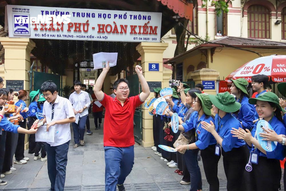 Sĩ tử nhảy cẫng ăn mừng sau khi hoàn thành kỳ thi tốt nghiệp lịch sử - Ảnh 10. Sĩ tử nhảy cẫng ăn mừng sau khi hoàn thành kỳ thi tốt nghiệp lịch sử - Ảnh 10.