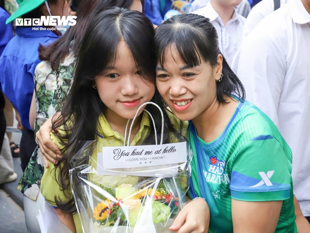 Sĩ tử nhảy cẫng ăn mừng sau khi hoàn thành kỳ thi tốt nghiệp lịch sử - Ảnh 13. Sĩ tử nhảy cẫng ăn mừng sau khi hoàn thành kỳ thi tốt nghiệp lịch sử - Ảnh 13.