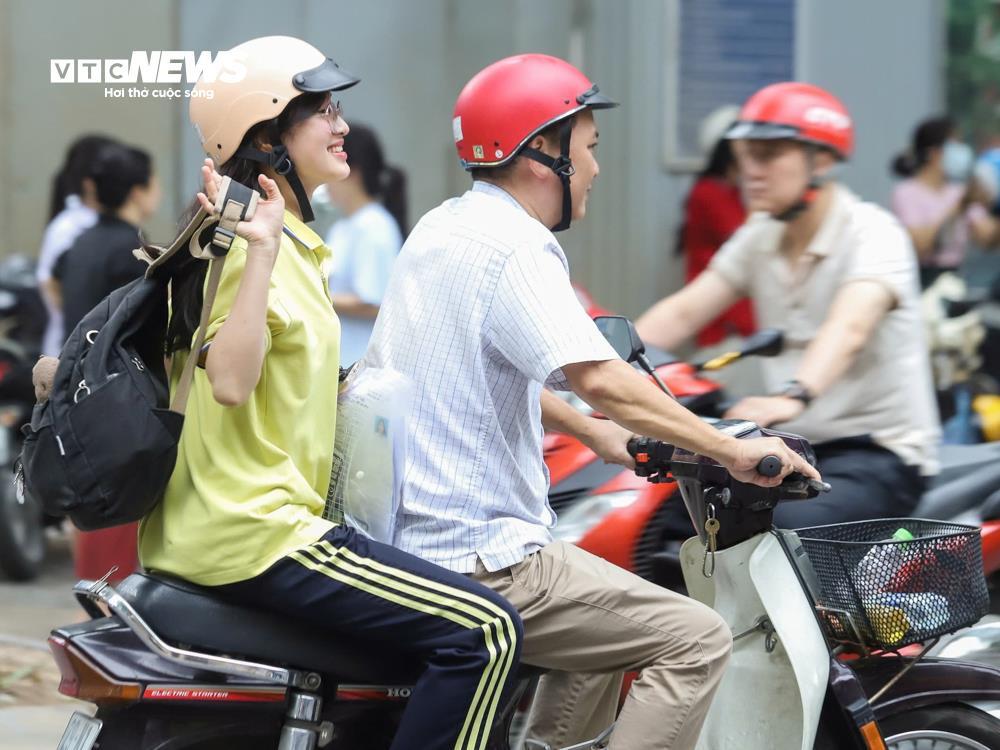 Sĩ tử nhảy cẫng ăn mừng sau khi hoàn thành kỳ thi tốt nghiệp lịch sử - Ảnh 20. Sĩ tử nhảy cẫng ăn mừng sau khi hoàn thành kỳ thi tốt nghiệp lịch sử - Ảnh 20.