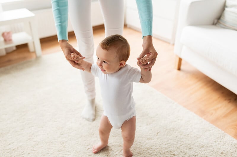 6 mẹo dân gian giúp bé nhanh biết đi, hiệu quả mà chẳng tốn đồng nào!- Ảnh 2. 6 mẹo dân gian giúp bé nhanh biết đi, hiệu quả mà chẳng tốn đồng nào!- Ảnh 2.