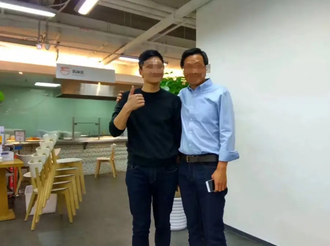 Vụ bê bối ngoại tình của cựu giám đốc bao nuôi 200 nữ sinh: Xiaomi nói gì khi 'kẻ tội đồ' tung ảnh chụp cùng CEO Lôi Quân? - Ảnh 2. Vụ bê bối ngoại tình của cựu giám đốc bao nuôi 200 nữ sinh: Xiaomi nói gì khi 'kẻ tội đồ' tung ảnh chụp cùng CEO Lôi Quân? - Ảnh 2.