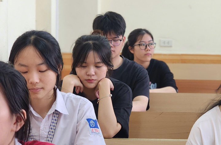 Giáo viên 'toát mồ hôi' với đề tiếng Anh tốt nghiệp, 7.0 IELTS cũng chịu thua - Ảnh 1. Giáo viên 'toát mồ hôi' với đề tiếng Anh tốt nghiệp, 7.0 IELTS cũng chịu thua - Ảnh 1.