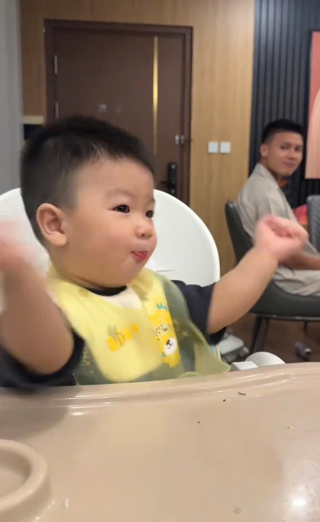 3,2 triệu người dán mắt vào xem bố Quang Hải ngồi vỗ tay cổ vũ cho bé Lido ăn bốc- Ảnh 3. 3,2 triệu người dán mắt vào xem bố Quang Hải ngồi vỗ tay cổ vũ cho bé Lido ăn bốc- Ảnh 3.