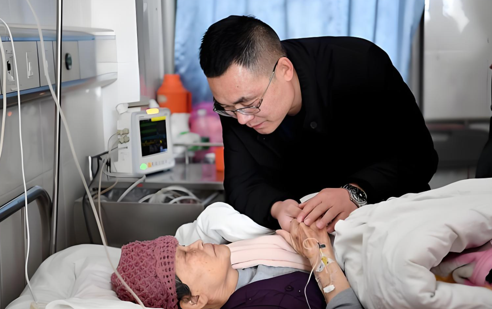 Tôi về nhà giữa đêm, thấy mẹ nằm co ro một mình còn vợ tôi "biến mất", gọi điện cho cô ấy thì nhận được câu trả lời sốc ngang hông- Ảnh 1. Tôi về nhà giữa đêm, thấy mẹ nằm co ro một mình còn vợ tôi "biến mất", gọi điện cho cô ấy thì nhận được câu trả lời sốc ngang hông- Ảnh 1.