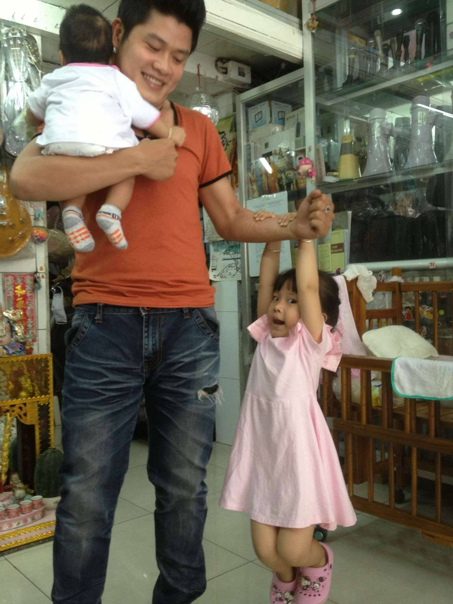NS Nguyễn Văn Chung và bản nhạc “gà trống nuôi con”: Một mình nuôi con, cha vẫn chill ngon- Ảnh 7. NS Nguyễn Văn Chung và bản nhạc “gà trống nuôi con”: Một mình nuôi con, cha vẫn chill ngon- Ảnh 7.