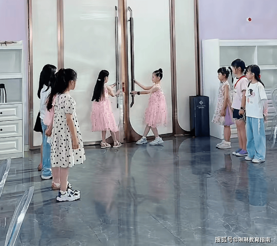 Bé gái được tổ chức sinh nhật sang chảnh như công chúa nhưng chỉ 1 ngày sau, netizen đã "quay xe" ném đá phụ huynh- Ảnh 1. Bé gái được tổ chức sinh nhật sang chảnh như công chúa nhưng chỉ 1 ngày sau, netizen đã "quay xe" ném đá phụ huynh- Ảnh 1.