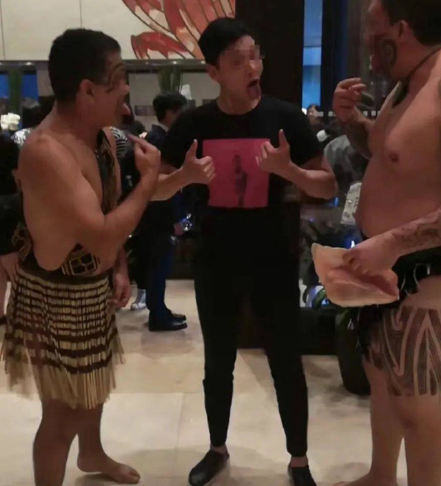 "Cựu giám đốc" bị tố bao nuôi hơn 200 cô gái: Nhiều bằng chứng gây sốc bất ngờ được tung ra, nghi vấn về chiêu trò thực sự đằng sau - Ảnh 2. "Cựu giám đốc" bị tố bao nuôi hơn 200 cô gái: Nhiều bằng chứng gây sốc bất ngờ được tung ra, nghi vấn về chiêu trò thực sự đằng sau - Ảnh 2.