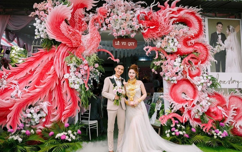 Những cô dâu "số hưởng": Cô dâu Tiền Giang đeo vàng "kín cổ", màn trao của hồi môn kéo dài nửa tiếng - Ảnh 2. Những cô dâu "số hưởng": Cô dâu Tiền Giang đeo vàng "kín cổ", màn trao của hồi môn kéo dài nửa tiếng - Ảnh 2.