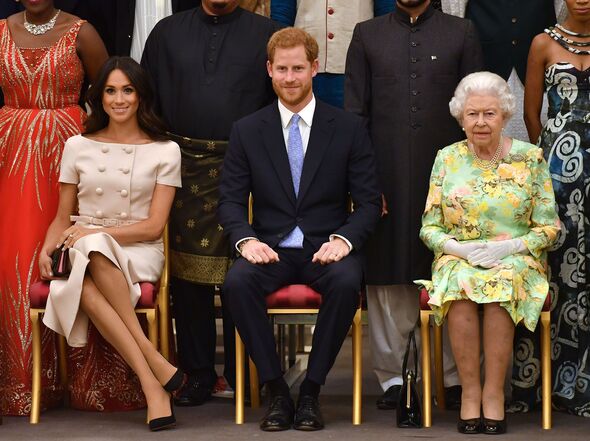 "Tội lỗi" lớn nhất không thể vãn hồi của Harry và Meghan: Gây tổn thương cho Nữ vương Elizabeth trong những năm tháng cuối đời - Ảnh 1. "Tội lỗi" lớn nhất không thể vãn hồi của Harry và Meghan: Gây tổn thương cho Nữ vương Elizabeth trong những năm tháng cuối đời - Ảnh 1.
