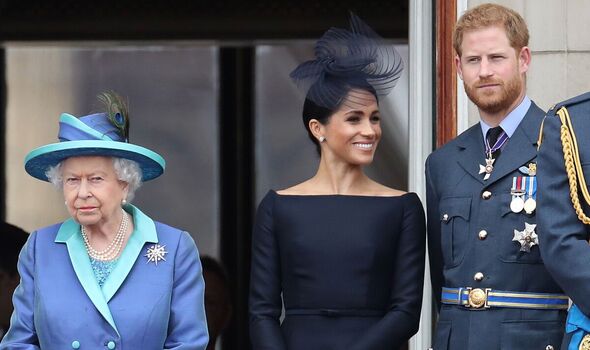 "Tội lỗi" lớn nhất không thể vãn hồi của Harry và Meghan: Gây tổn thương cho Nữ vương Elizabeth trong những năm tháng cuối đời - Ảnh 2. "Tội lỗi" lớn nhất không thể vãn hồi của Harry và Meghan: Gây tổn thương cho Nữ vương Elizabeth trong những năm tháng cuối đời - Ảnh 2.
