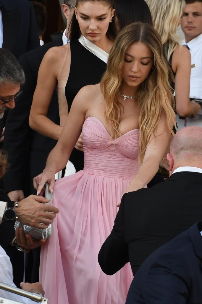 sydney-sweeney-sighting-ahead-je-1751122896600-17511228969212064477645.jpg