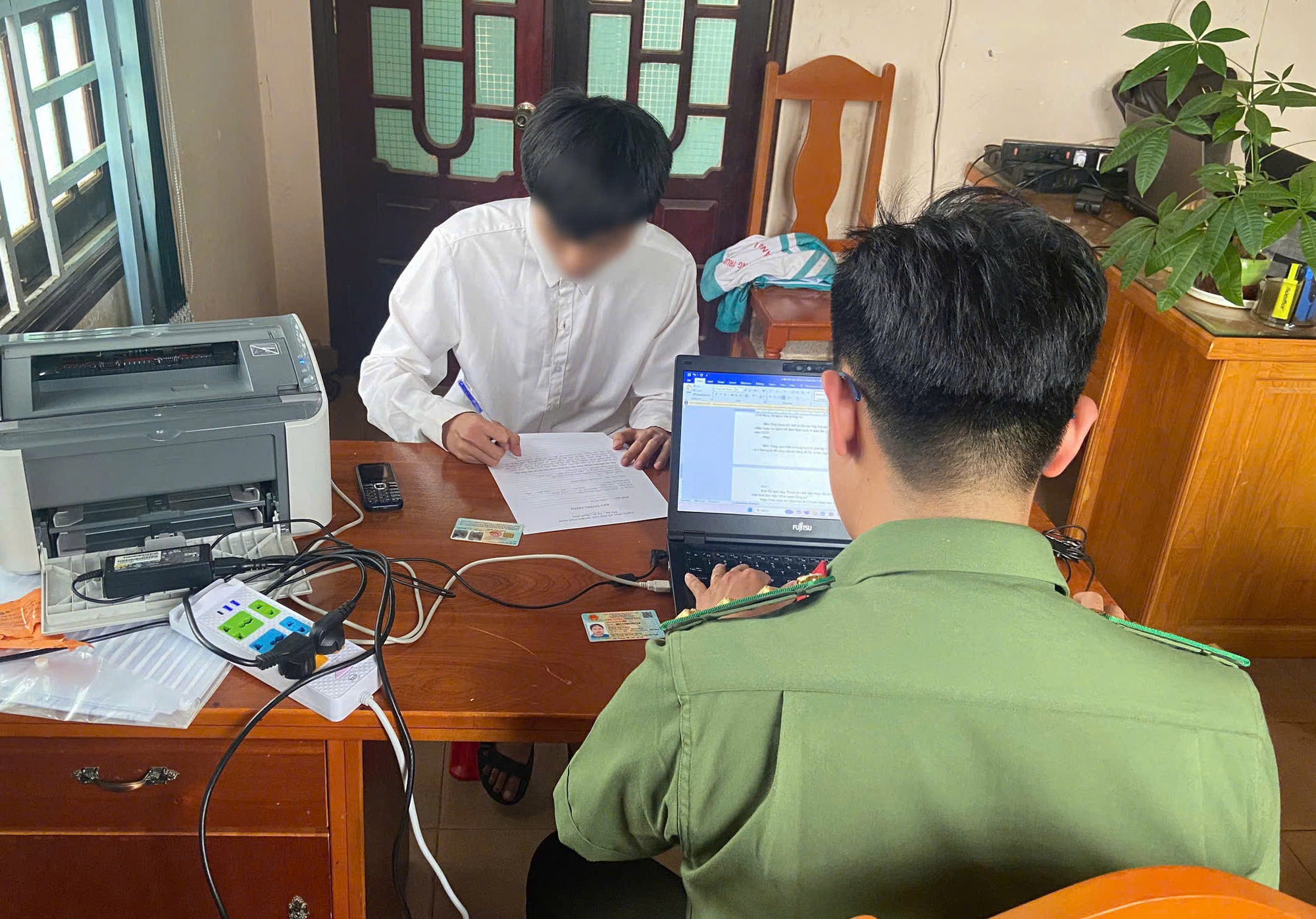 Lâm Đồng: Khởi tố vụ gửi đề văn ra ngoài, dùng ChatGPT giải hộ - Ảnh 1. Lâm Đồng: Điều tra vụ thí sinh gian lận trong kì thi tốt nghiệp Trung học phổ thông - Ảnh 1.
