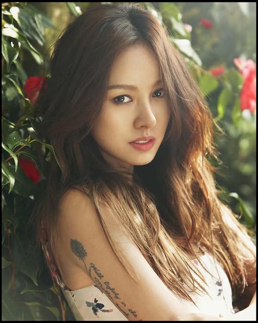 “Cô tiên quốc dân” bị G-Dragon ngó lơ, có mối quan hệ đáng ngờ suốt 15 năm với Song Joong Ki- Ảnh 4. “Cô tiên quốc dân” bị G-Dragon ngó lơ, có mối quan hệ đáng ngờ suốt 15 năm với Song Joong Ki- Ảnh 4.