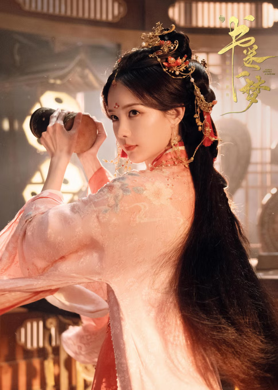 Tiểu thư lá ngọc cành vàng đẹp nhất lúc này: U40 vẫn vào vai cô nương ngọt xớt, phục trang lộng lẫy nhưng nhan sắc của nàng còn sáng hơn- Ảnh 12. Tiểu thư lá ngọc cành vàng đẹp nhất lúc này: U40 vẫn vào vai cô nương ngọt xớt, phục trang lộng lẫy nhưng nhan sắc của nàng còn sáng hơn- Ảnh 12.