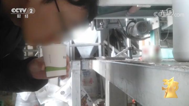 Trung Quốc: Đột kích nhà máy trong đêm, phanh phui công ty sản xuất gạo giả bán 1.000 tấn mỗi năm, tịch thu 15.750kg gạo chất thành đống - Ảnh 2. Trung Quốc: Đột kích nhà máy trong đêm, phanh phui công ty sản xuất gạo giả bán 1.000 tấn mỗi năm, tịch thu 15.750kg gạo chất thành đống - Ảnh 2.