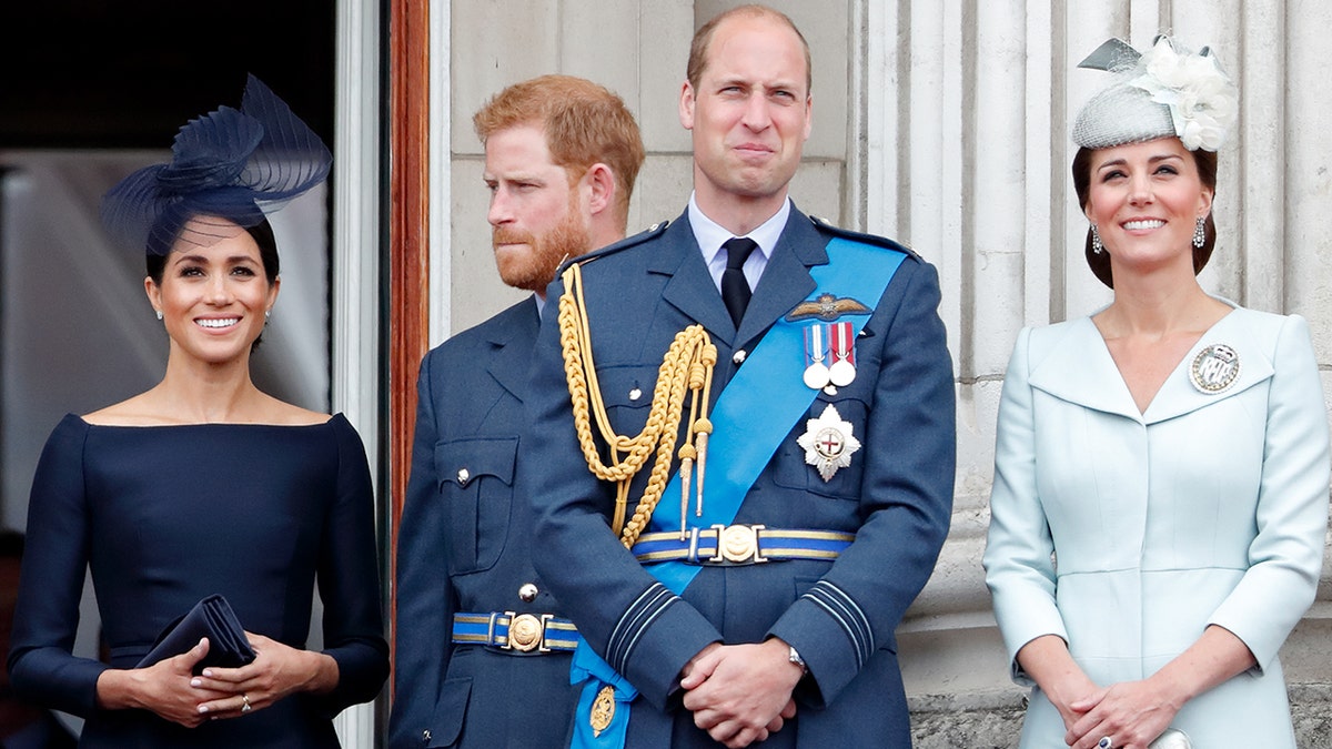 Cái ôm kém tinh tế của Meghan dành cho Thân vương William khiến mối quan hệ anh chồng - em dâu trở nên căng thẳng- Ảnh 2. Cái ôm kém tinh tế của Meghan dành cho Thân vương William khiến mối quan hệ anh chồng - em dâu trở nên căng thẳng- Ảnh 2.