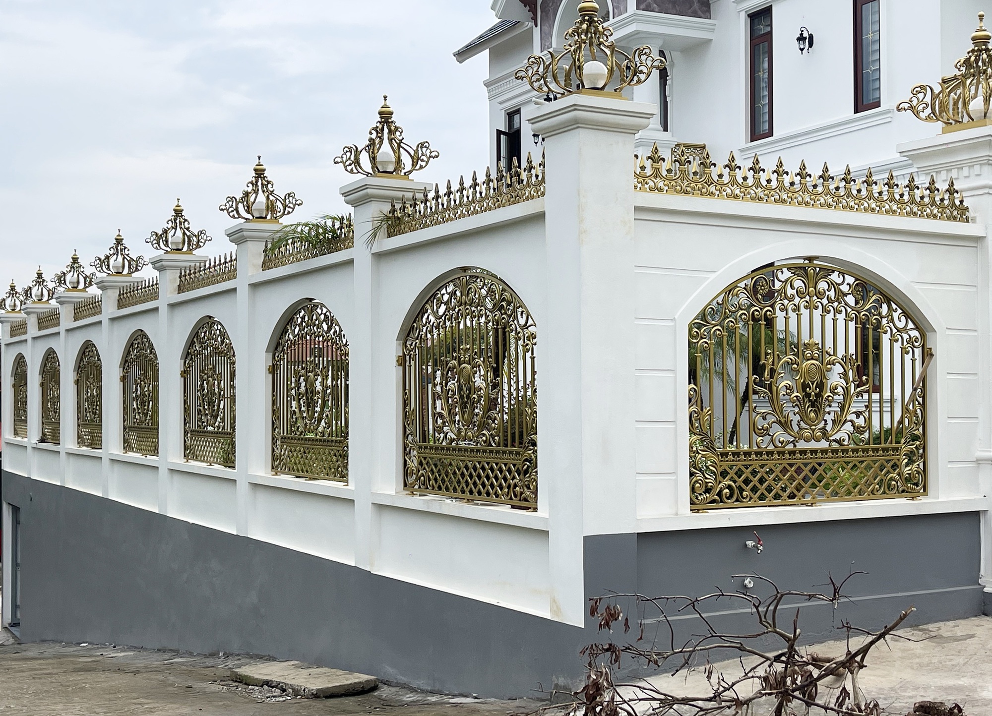 Cận cảnh biệt thự ở Bắc Ninh của đối tượng cầm đầu nhóm lửa đảo xuyên quốc gia, chiếm đoạt hơn 2.000 tỷ đồng - Ảnh 5. Cận cảnh biệt thự ở Bắc Ninh của đối tượng cầm đầu nhóm lửa đảo xuyên quốc gia, chiếm đoạt hơn 2.000 tỷ đồng - Ảnh 5.